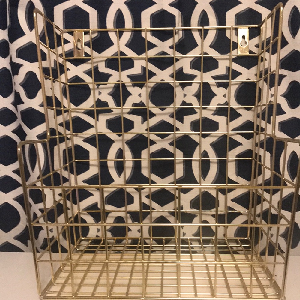 I am selling this display shelf , can be hung